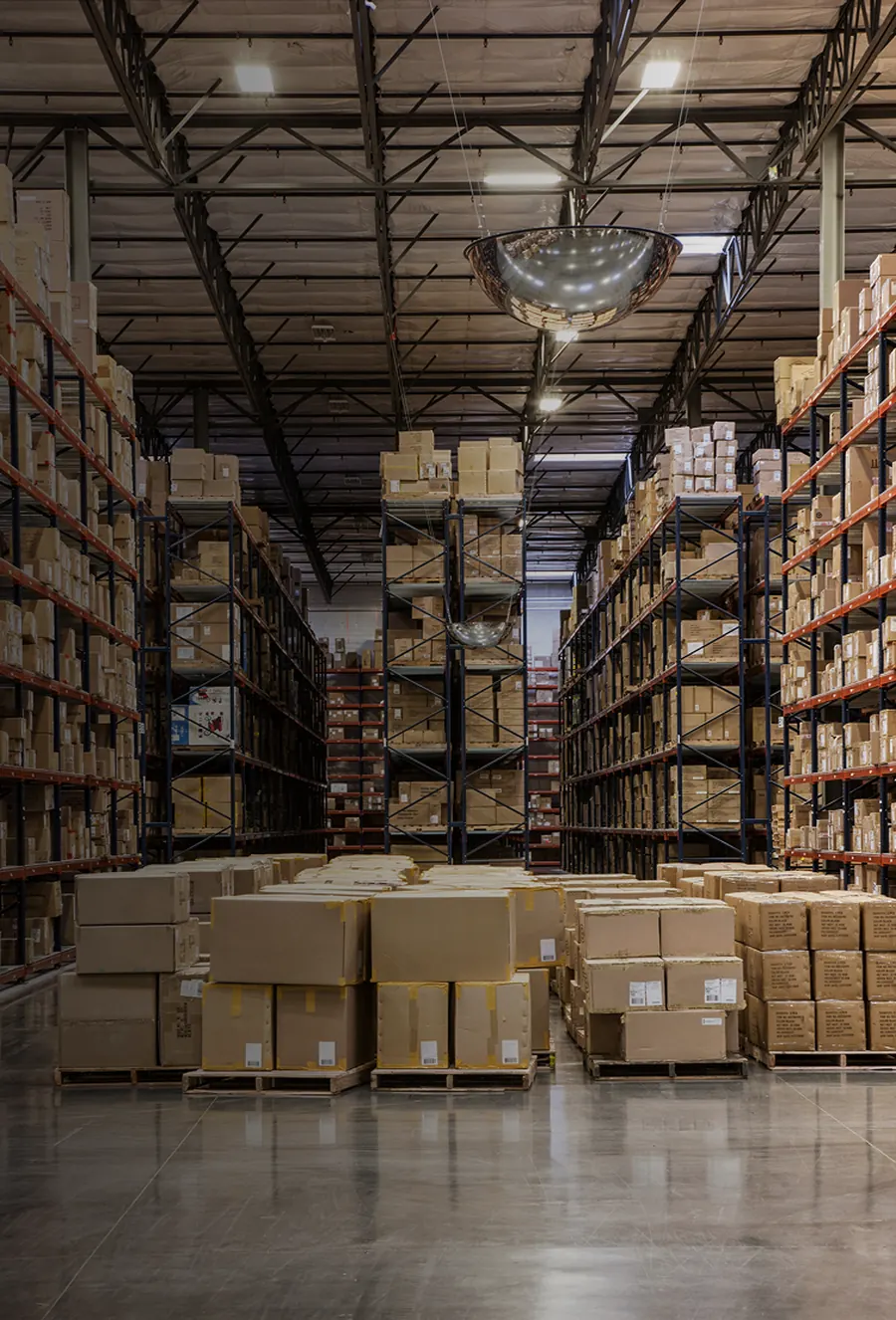 Mercancía almacenada en racks industriales